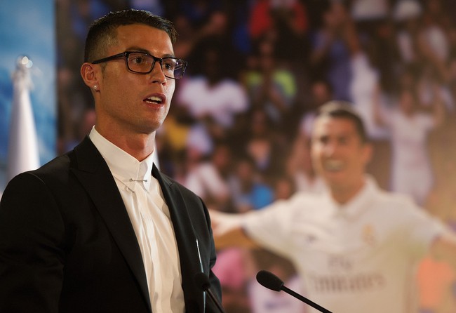 Chiếc kính không độ sành điệu báo hại Ronaldo - Ảnh 2.