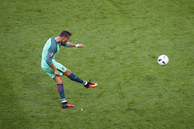 Ronaldo ầm ĩ theo cách của riêng mình - Ảnh 3.