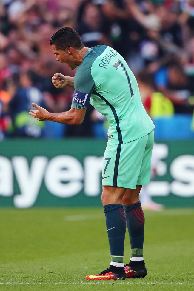 Ronaldo ầm ĩ theo cách của riêng mình - Ảnh 2.