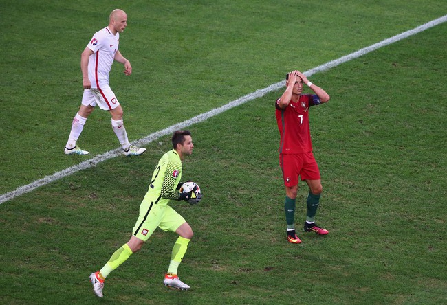 Ronaldo nổi cáu vì không được hưởng phạt đền - Ảnh 2.