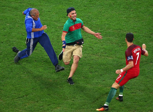 Ronaldo n&eacute; fan cuồng lao tới nhanh như điện xẹt - Ảnh 2.