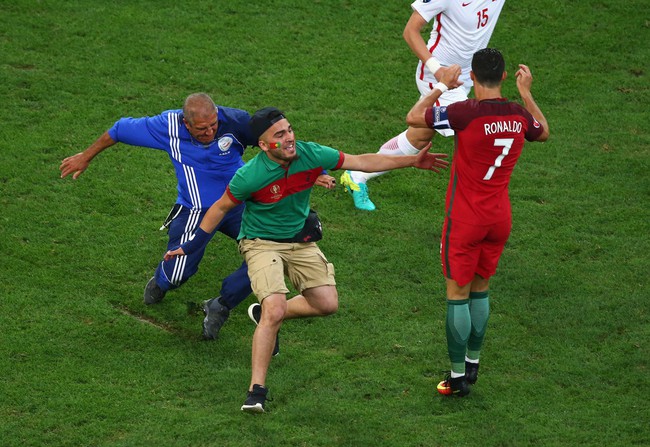 Ronaldo n&eacute; fan cuồng lao tới nhanh như điện xẹt - Ảnh 3.