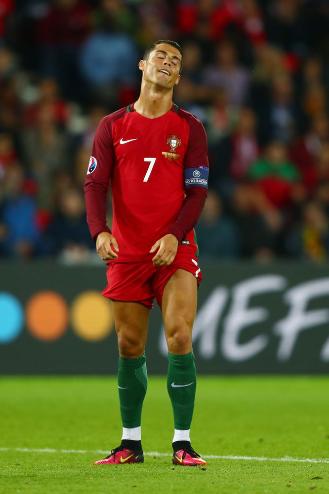 Tại sao lại kh&ocirc;ng c&ocirc;ng bằng với Ronaldo? - Ảnh 1.