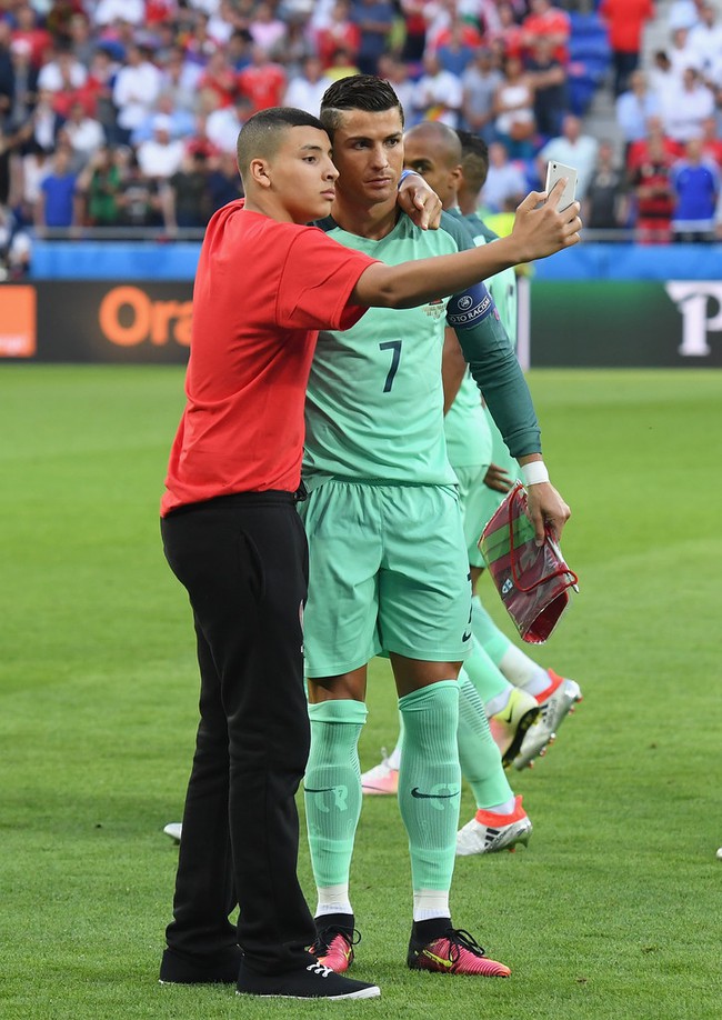 Tự ti v&igrave; chiều cao khi&ecirc;m tốn, Ronaldo gắng hết sức kiễng ch&acirc;n chụp ảnh - Ảnh 6.