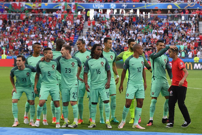 Tự ti v&igrave; chiều cao khi&ecirc;m tốn, Ronaldo gắng hết sức kiễng ch&acirc;n chụp ảnh - Ảnh 4.