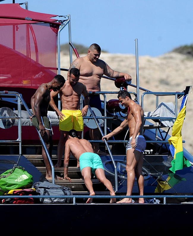 Ronaldo khoe thân hình cuồn cuộn cơ bắp trên du thuyền cùng dàn trai đẹp - Ảnh 10.