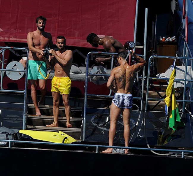 Ronaldo khoe thân hình cuồn cuộn cơ bắp trên du thuyền cùng dàn trai đẹp - Ảnh 9.