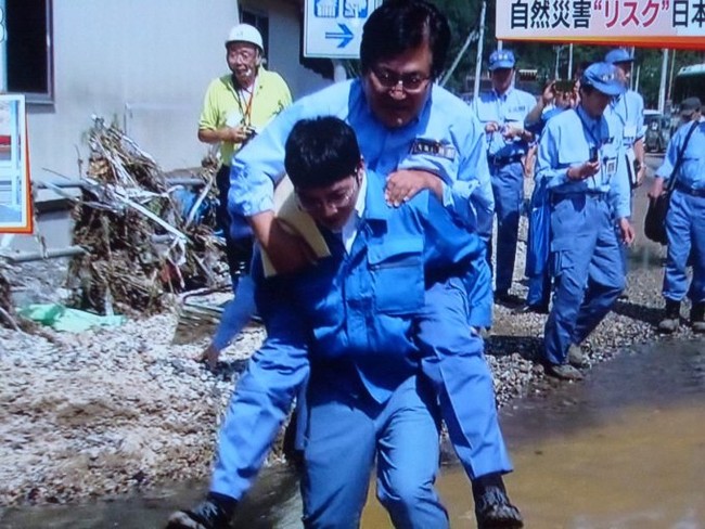 Được cõng qua vũng nước, thứ trưởng Nhật Bản phải cúi đầu xin lỗi toàn thể người dân - Ảnh 1.