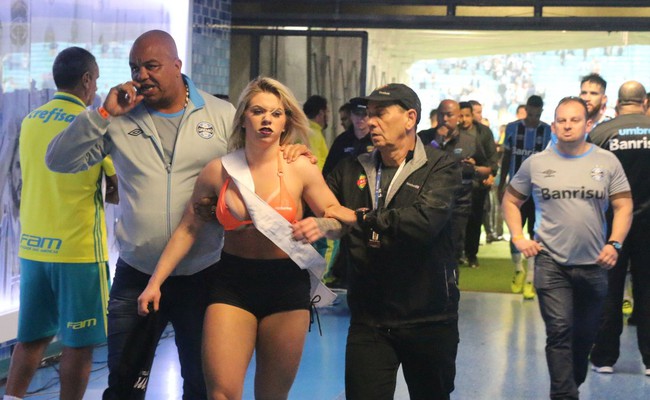 Ứng viên hoa hậu siêu vòng 3 Brazil làm trò lố trên sân bóng - Ảnh 3.