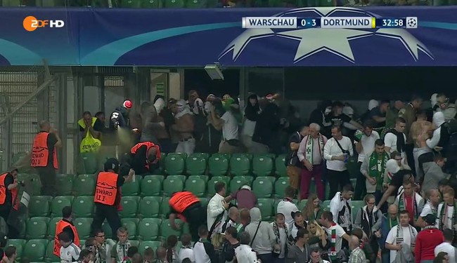 Fan Legia Warsaw nổi loạn, đ&aacute;nh cả nh&acirc;n vi&ecirc;n an ninh - Ảnh 4.