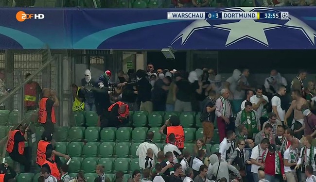 Fan Legia Warsaw nổi loạn, đ&aacute;nh cả nh&acirc;n vi&ecirc;n an ninh - Ảnh 7.
