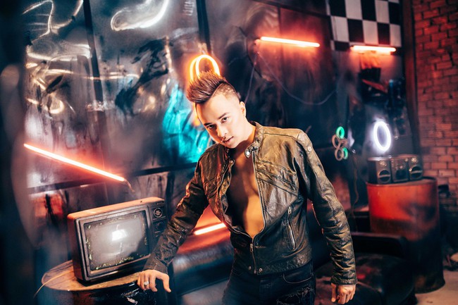 Cao Th&aacute;i Sơn lấy n&oacute;n l&aacute; l&agrave;m &yacute; tưởng tạo h&igrave;nh độc cho MV mới - Ảnh 10.
