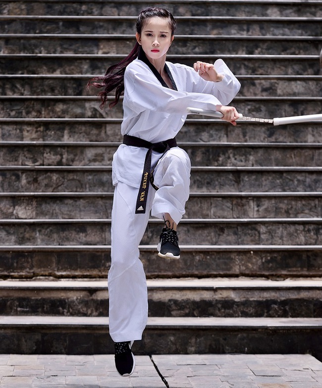 Hot girl Taekwondo Châu Tuyết Vân khiến MC Trấn Thành tròn mắt - Ảnh 2.