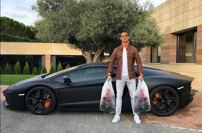 Ronaldo bị chế ảnh châm biếm khó đỡ vì tạo dáng như tượng bên siêu xe  Lamborghini