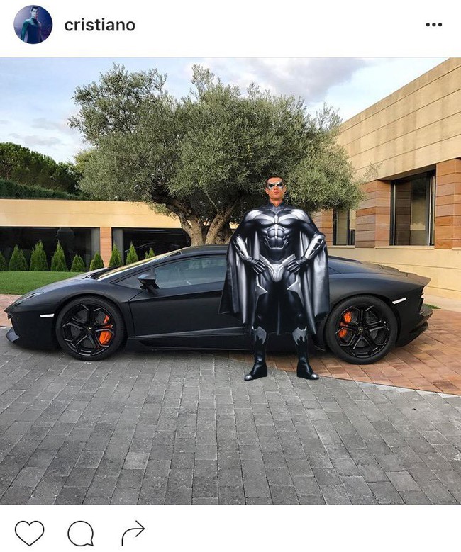 Ronaldo bị chế ảnh châm biếm khó đỡ vì tạo dáng như tượng bên siêu xe Lamborghini - Ảnh 6.