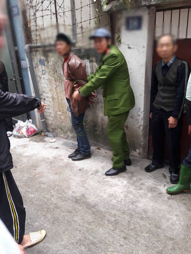 H&agrave; Nội: Cả x&oacute;m v&acirc;y bắt t&ecirc;n trộm xe m&aacute;y c&oacute; hung kh&iacute; - Ảnh 1.