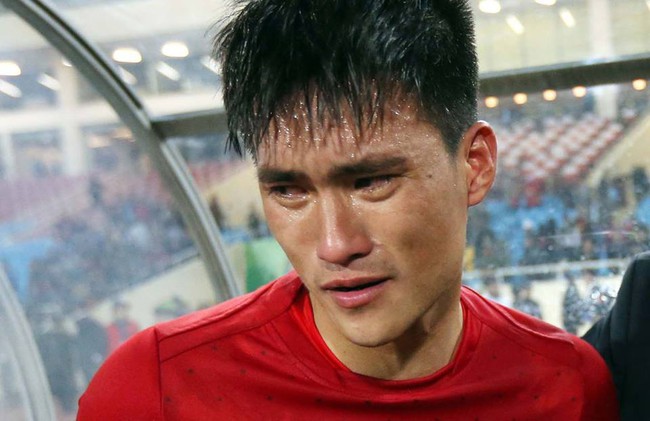 C&ocirc;ng Vinh đ&atilde; nhiều lần phải kh&oacute;c v&igrave; người h&acirc;m mộ - Ảnh 1.
