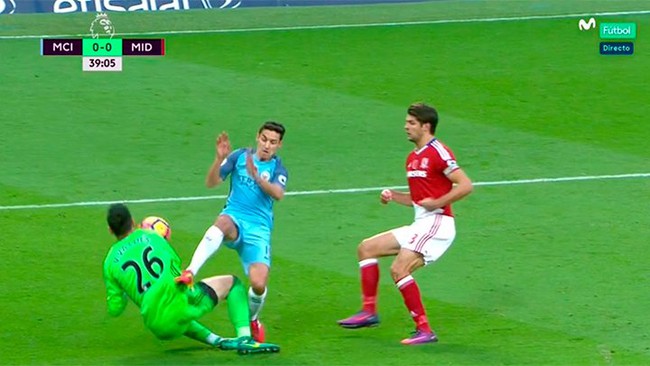 Victor Valdes r&aacute;ch to&aacute;c đ&ugrave;i sau c&uacute; đạp gầm gi&agrave;y của đối thủ - Ảnh 2.