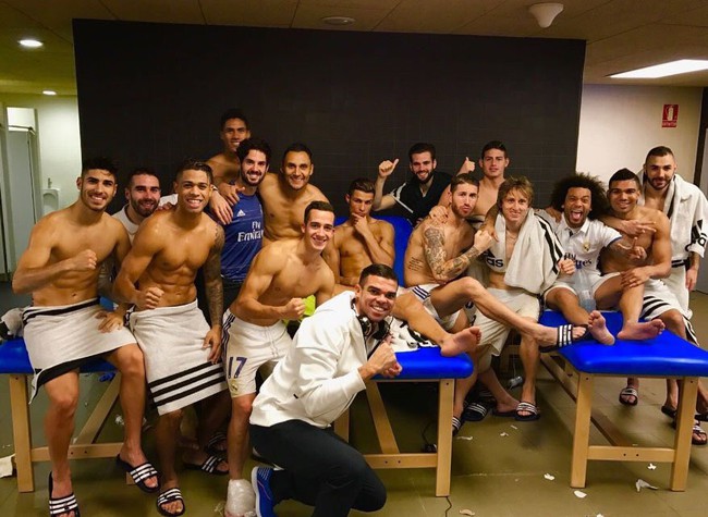 Ronaldo đắp mặt nạ dưỡng da, cầu thủ Barca co r&uacute;m hậu Si&ecirc;u kinh điển - Ảnh 2.