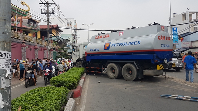 Hoảng loạn khi xe bồn chở xăng nổ lốp gây tai nạn liên hoàn - Ảnh 4.