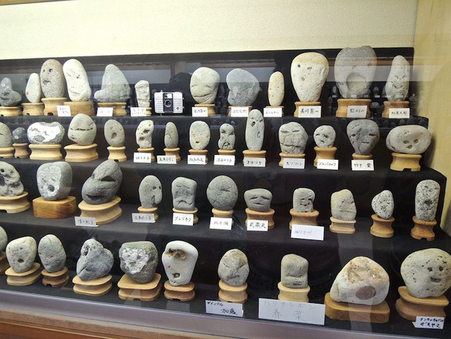 Đến Nhật Bản mà không tới bảo tàng trưng bày đá mặt người thì thật là phí - Ảnh 1.