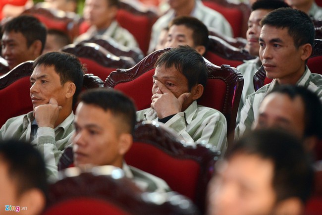 Photos of the day: Giọt nước mắt người ở lại trong ng&agrave;y &acirc;n x&aacute; to&agrave;n quốc - Ảnh 1.