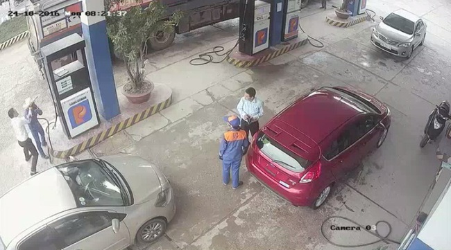 Tạm đ&igrave;nh chỉ c&ocirc;ng t&aacute;c 15 ng&agrave;y đối với c&aacute;n bộ ng&acirc;n h&agrave;ng đ&aacute;nh nữ nh&acirc;n vi&ecirc;n c&acirc;y xăng - Ảnh 1.
