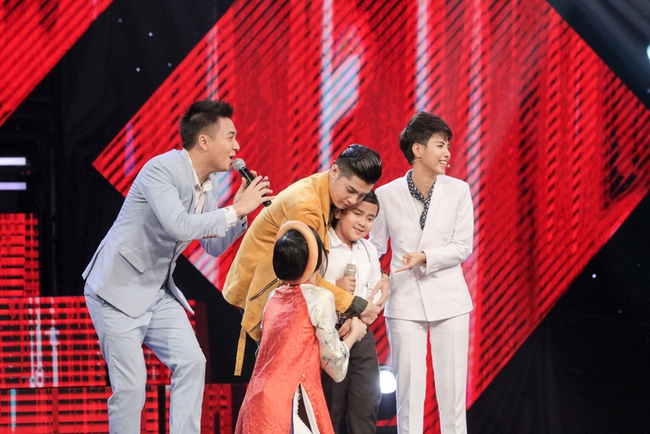 The Voice Kids: Mặc Đông Nhi và Noo tranh giành, cậu bé dân ca vẫn chọn Vũ Cát Tường - Ảnh 4.