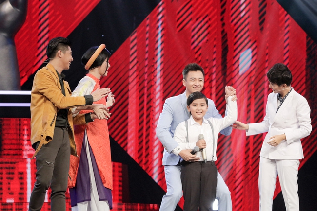 The Voice Kids: Mặc Đông Nhi và Noo tranh giành, cậu bé dân ca vẫn chọn Vũ Cát Tường - Ảnh 3.