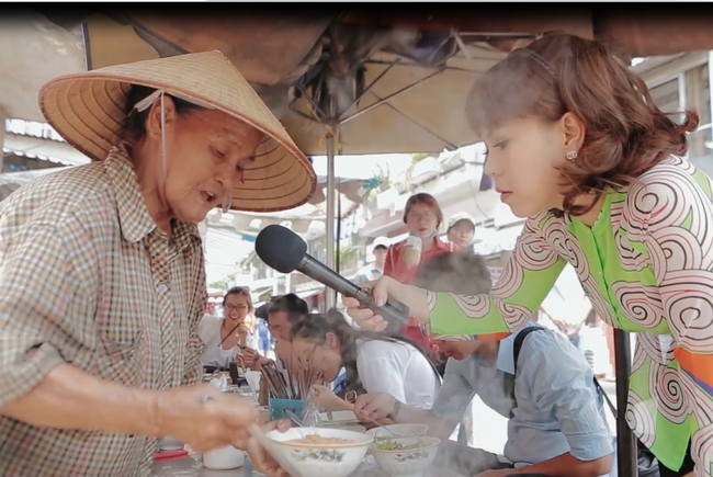 Cụ bà bán bún riêu 52 năm ở Sài Gòn, hào sảng và lương thiện khiến Việt Hương vừa ăn vừa khóc - Ảnh 2.