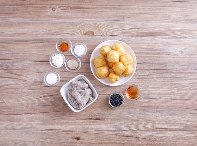 L&agrave;m mới khẩu vị với đậu hũ xi&ecirc;n que nh&acirc;n chả c&aacute; - Ảnh 1.