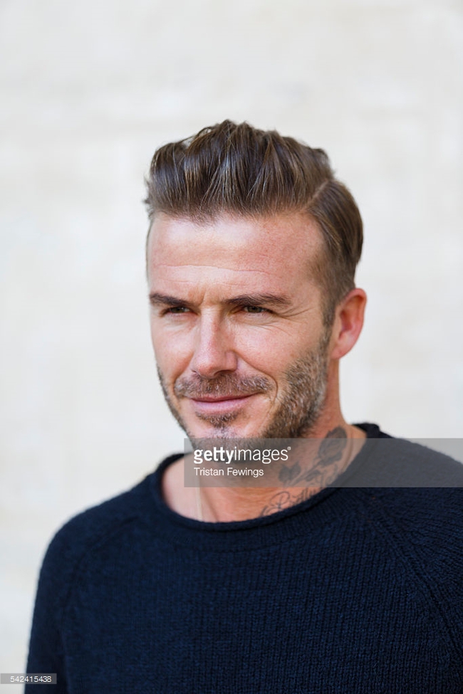 Chẳng cần hoa lá cành, David Beckham vẫn khiến khối cô chết mê tại show Louis Vuitton - Ảnh 1.