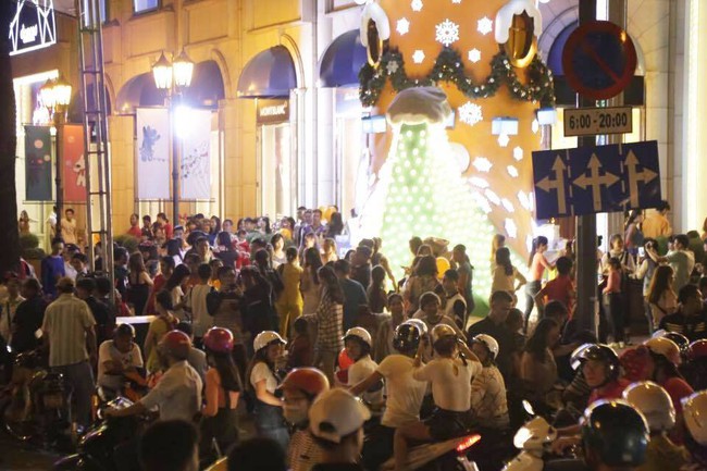 Biển người đổ về đ&oacute;n Gi&aacute;ng sinh ở nh&agrave; thờ Đức B&agrave;, khiến giao th&ocirc;ng tắc nghẽn - Ảnh 2.