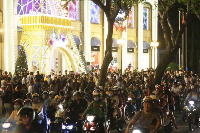 Biển người đổ về đ&oacute;n Gi&aacute;ng sinh ở nh&agrave; thờ Đức B&agrave;, khiến giao th&ocirc;ng tắc nghẽn - Ảnh 3.