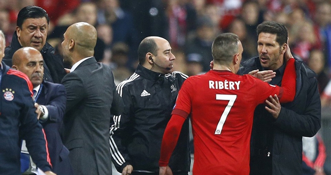 Qu&aacute; căng thẳng, HLV Diego Simeone đ&aacute;nh cả nh&acirc;n vi&ecirc;n dưới quyền - Ảnh 2.