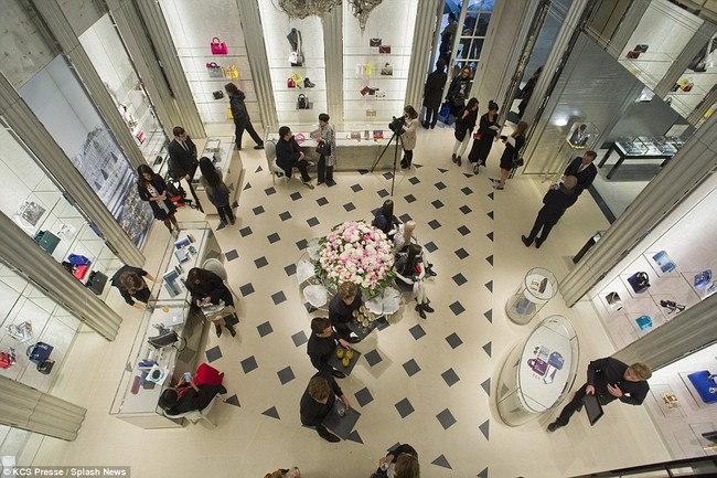V&eacute;n m&agrave;n b&iacute; ẩn: C&oacute; g&igrave; b&ecirc;n trong một Boutique cao cấp của Dior? - Ảnh 18.