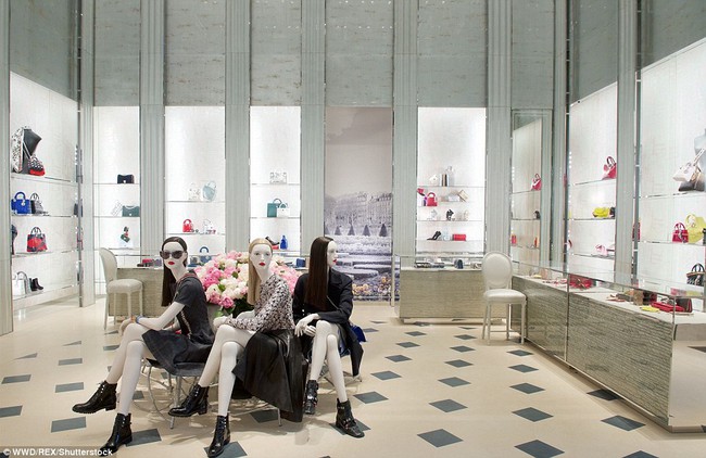 V&eacute;n m&agrave;n b&iacute; ẩn: C&oacute; g&igrave; b&ecirc;n trong một Boutique cao cấp của Dior? - Ảnh 20.