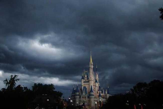 Công viên Disney World đóng cửa lần đầu tiên sau 11 năm bởi siêu bão mặt quỷ Matthew đổ bộ vào Florida - Ảnh 2.
