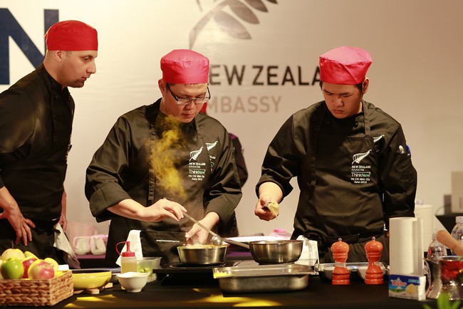 SV Việt Nam v&agrave; New Zealand c&ugrave;ng nấu bữa tối thiết đ&atilde;i Bộ trưởng Bộ Gi&aacute;o dục New Zealand - Ảnh 2.