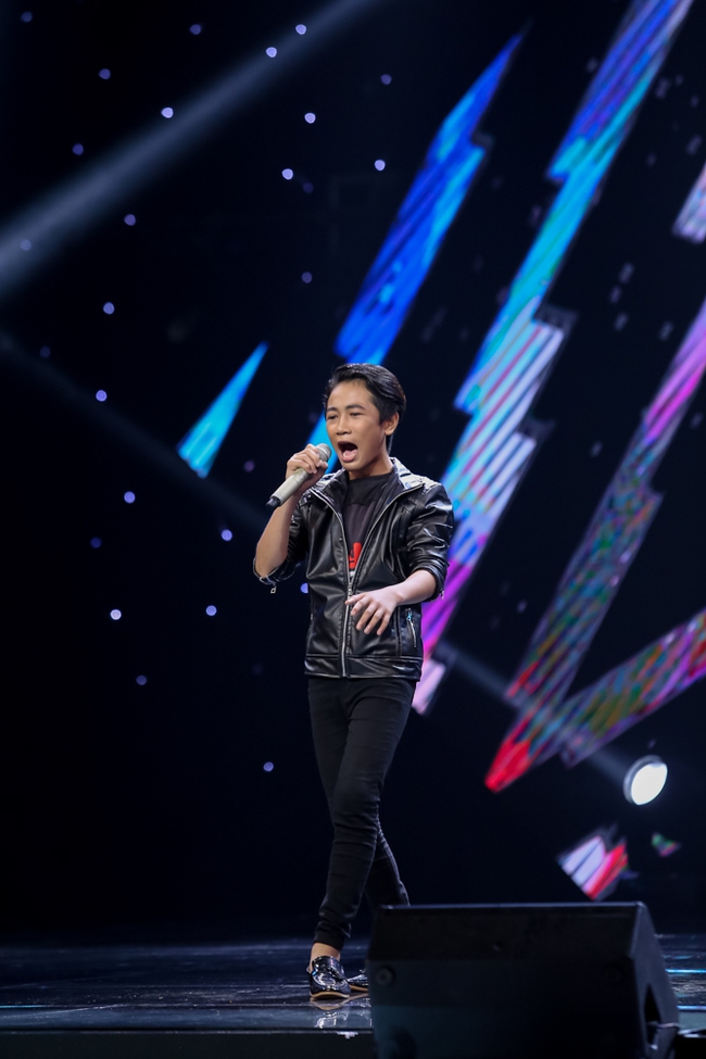 Cậu bé mê Rock team Đông Nhi – Ông Cao Thắng muốn đứng trên sân khấu hát để tìm mẹ - Ảnh 1.