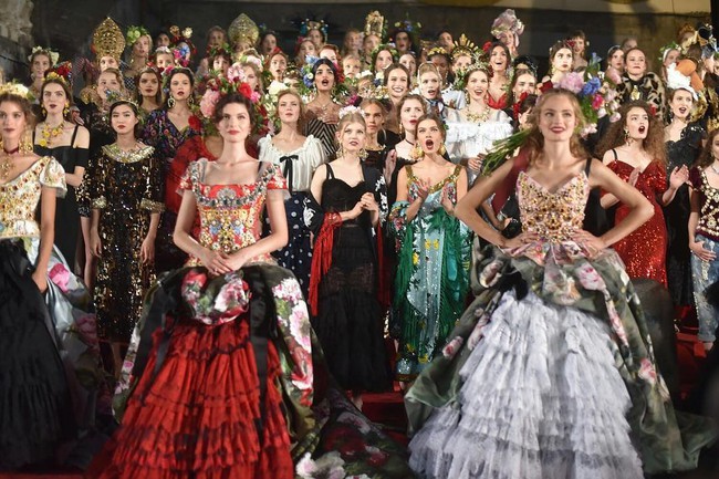 Dolce&Gabbana tổ chức lễ hội, cho đăng quang lu&ocirc;n Hoa hậu tr&ecirc;n s&agrave;n diễn - Ảnh 3.