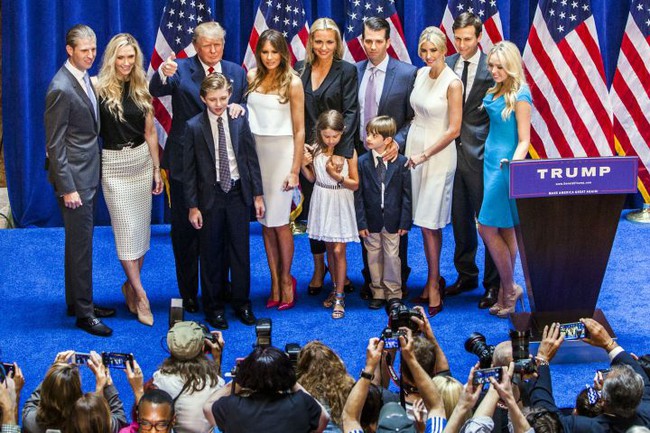 Photos of the day: Đại gia đình trâm anh thế phiệt của Tổng thống Donald Trump - Ảnh 1.