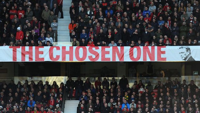 Số phận hẩm hiu của tấm banner Người được chọn ở sân Old Trafford - Ảnh 1.