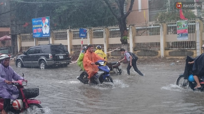 Ảnh hưởng từ bão số 4, Đà Nẵng và Hội An ngập lênh láng sau mưa lớn - Ảnh 6.