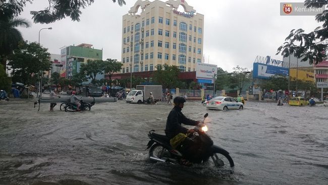 Ảnh hưởng từ bão số 4, Đà Nẵng và Hội An ngập lênh láng sau mưa lớn - Ảnh 8.