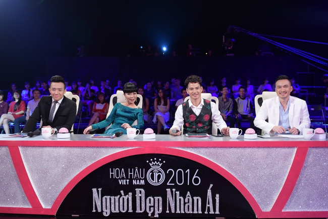 HHVN 2016: HĂng Ni&ecirc; bật kh&oacute;c kể về tuổi thơ, Trấn Th&agrave;nh &ocirc;m chầm lấy người đẹp Đ&agrave; Nẵng - Ảnh 2.