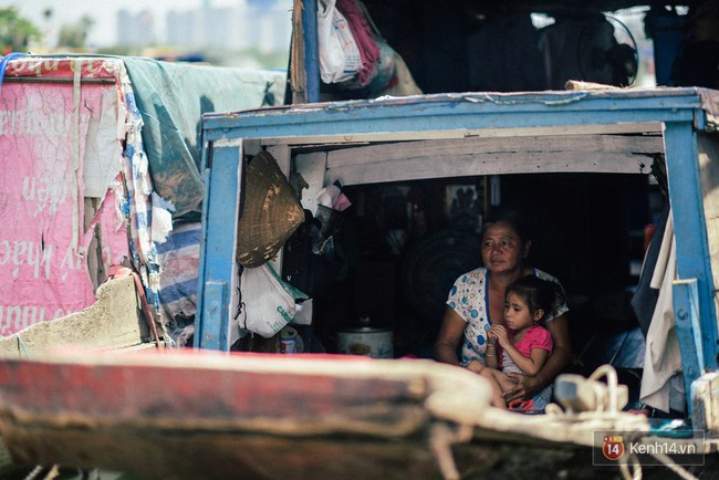 Gia đ&igrave;nh sống l&ecirc;nh đ&ecirc;nh tr&ecirc;n s&ocirc;ng hơn 20 năm - S&agrave;i G&ograve;n c&oacute; những g&oacute;c khuất trần trụi như thế! - Ảnh 3.