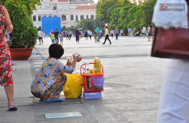 Những hình ảnh xấu xí vẫn chưa thể chấm dứt tại phố đi bộ Nguyễn Huệ - Ảnh 6.