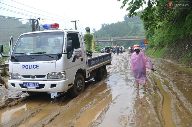 Chùm ảnh: Lào Cai ng&acirc;̣p trong bi&ecirc;̉n nước, qu&ocirc;́c l&ocirc;̣ 4D sạt lở nghi&ecirc;m trọng - Ảnh 10.