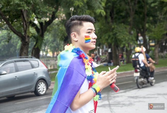 Cộng đồng LGBT Hà Nội tưng bừng đạp xe diễu hành trong ngày hội Viet Pride - Ảnh 4.